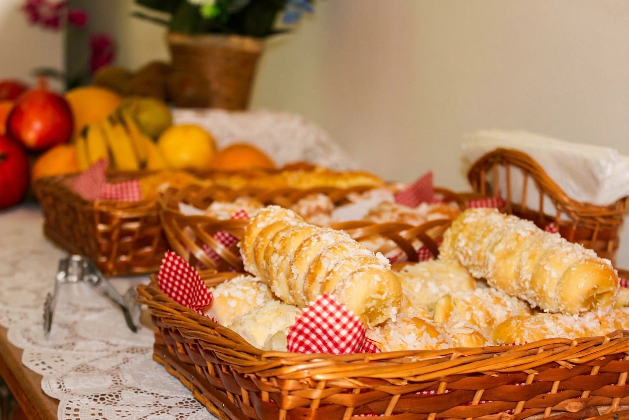 Bolinhos e frutas