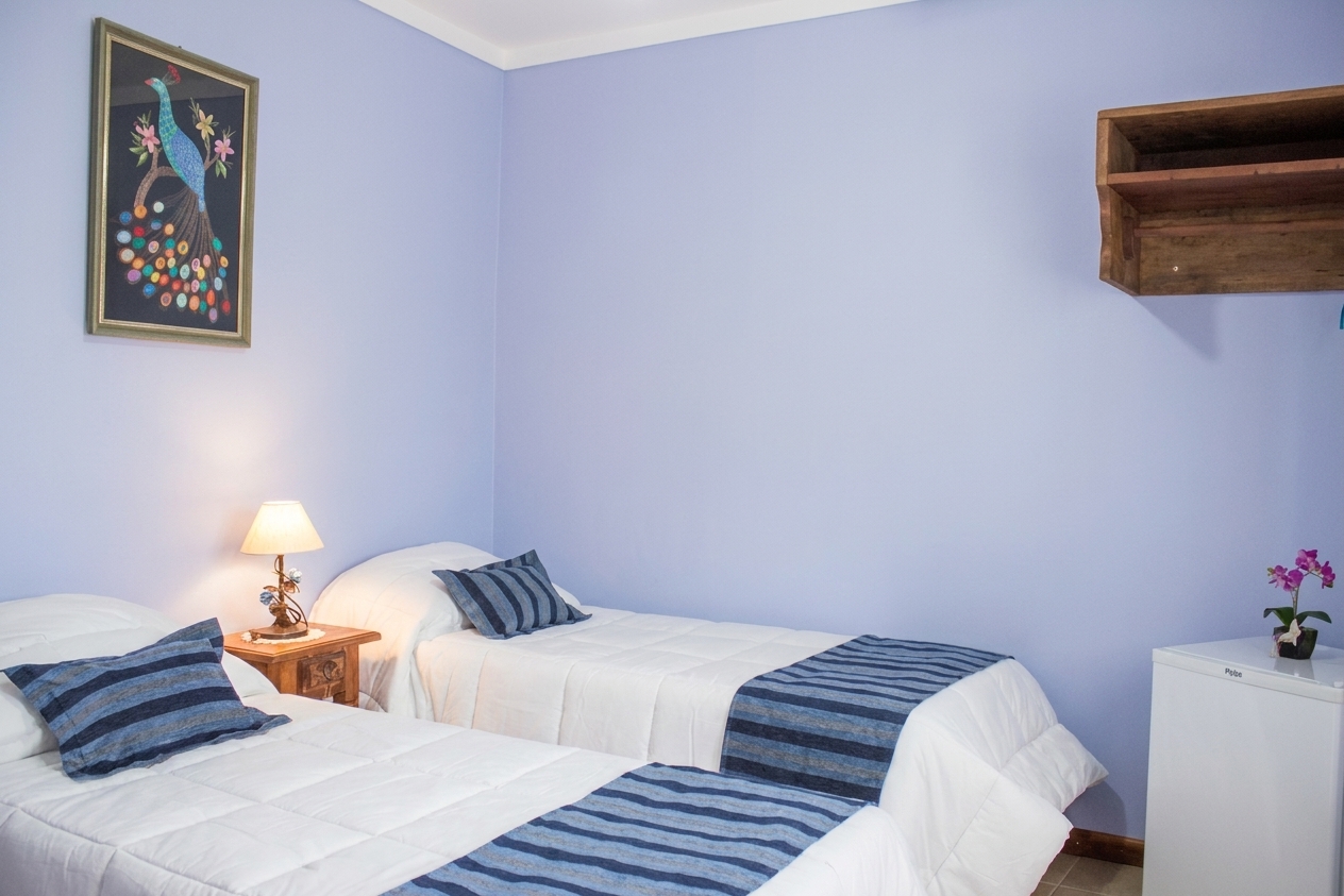 Quarto com duas camas de solteiro
