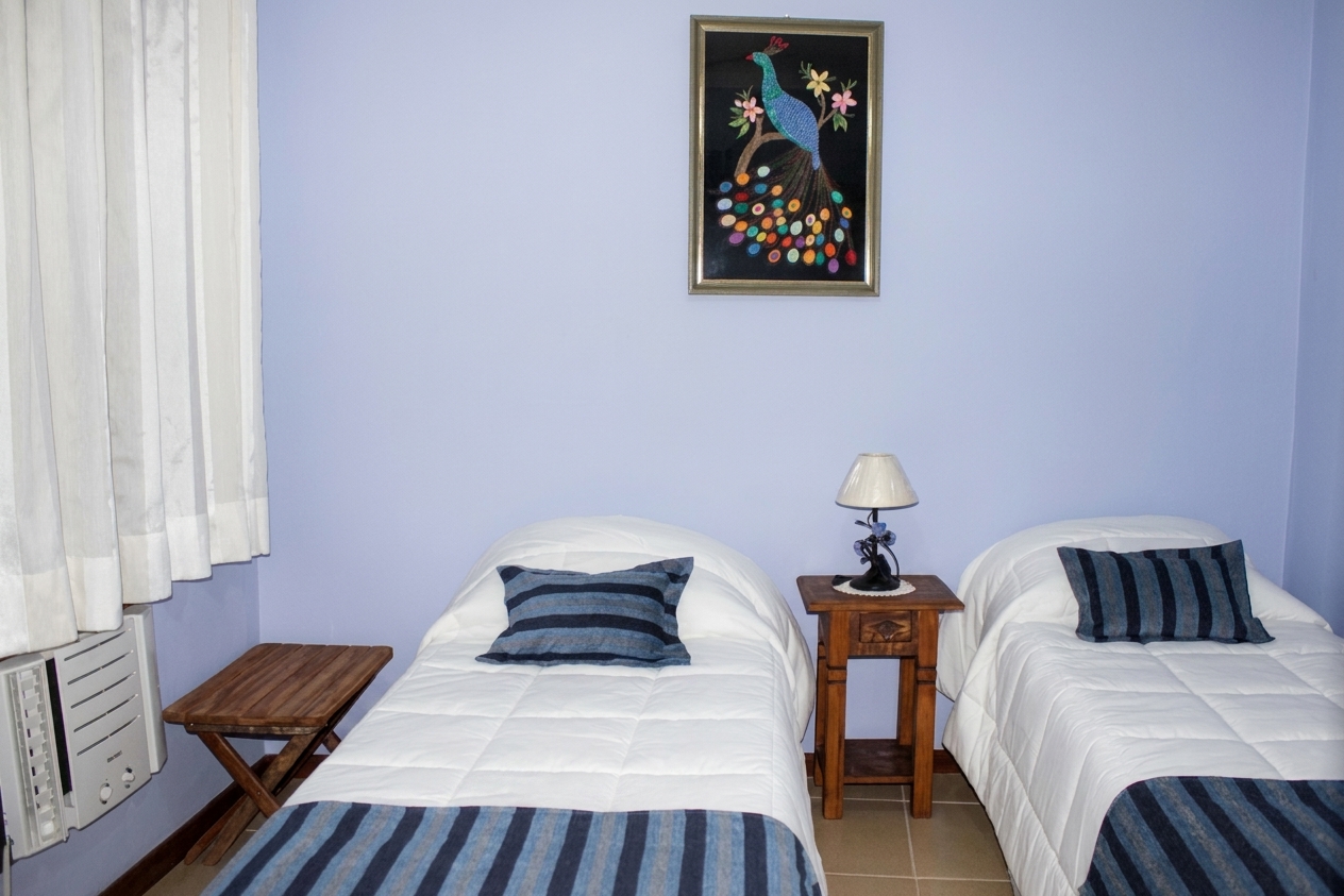 Quarto triplo com camas de solteiro